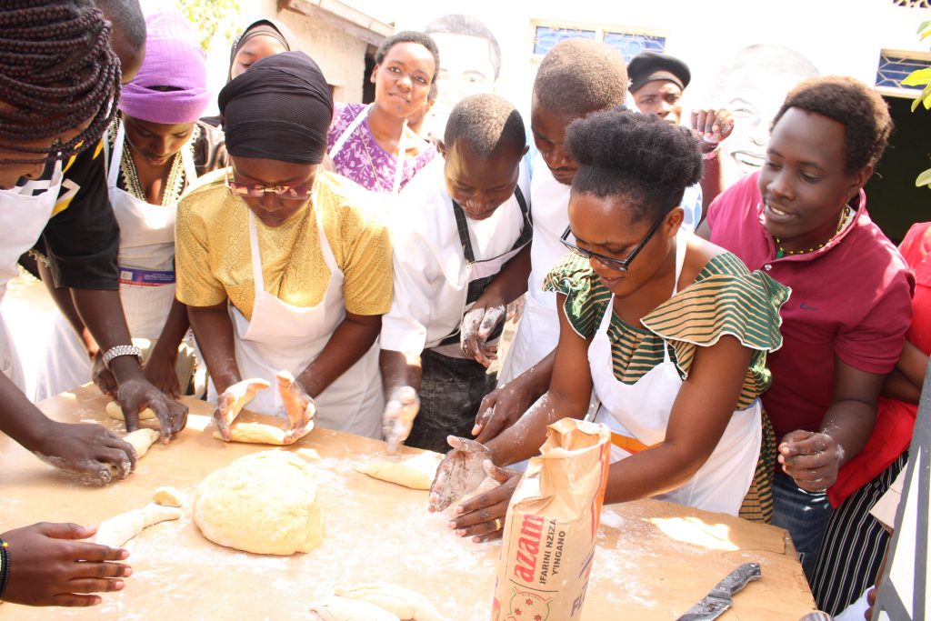 L’ART CULINAIRE AVEC LES JEUNES DE LA LOCALITE NORD DU BUJUMBURA L’ART CULINAIRE AVEC LES JEUNES DE LA LOCALITE NORD DU BUJUMBURA