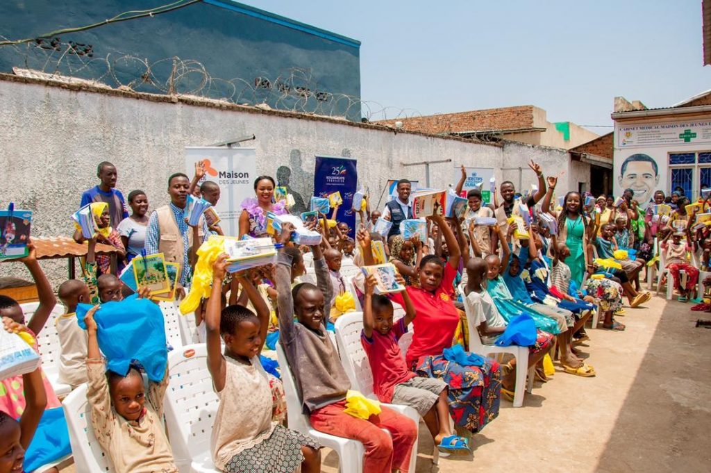 LA REMISE DE 100 KITS SCOLAIRES POUR LES ENFANTS ORPHELINS ET VULNERABLES DES QUARTIERS NORDS DE BUJUMBURA PAR LA MAISON DES JEUNES