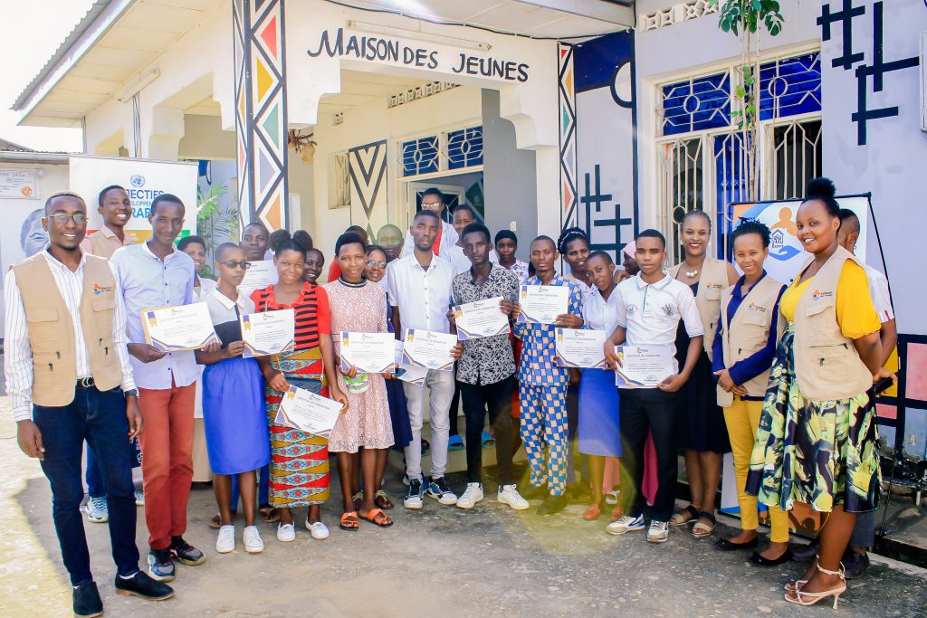  La Maison des Jeunes a procédé à la remise des certificats aux  jeunes formés en entrepreneuriat au sein de son centre d’apprentissage. Cette formation s’inscrit dans sa vision de promouvoir l’entreprenariat, l’employabilité et l’intégration économique des jeunes et des femmes.