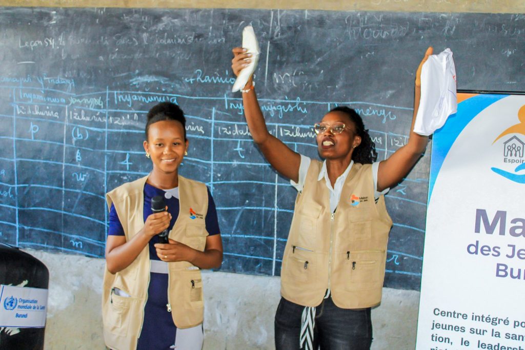 Les établissements scolaires accueillant un grand nombre d’adolescentes présentent des problèmes complexes en termes de difficultés à gérer leur comportement et gérer leurs menstruations.