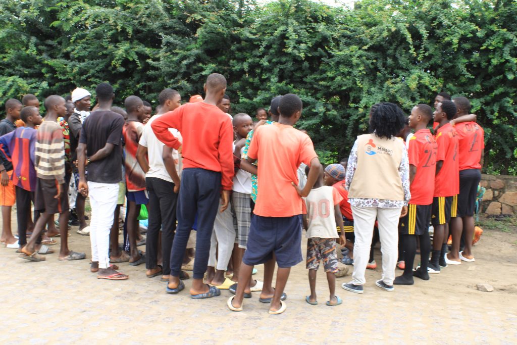 Sensibilisation des jeunes du quartier Nord aux drogues qui tuent les jeunes par l&rsquo;intermédiaire du centre d&rsquo;appel de la Maison des jeunes du Burundi.